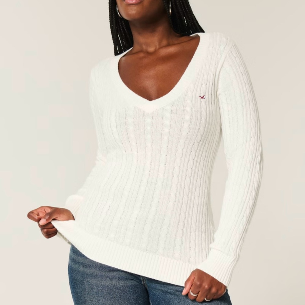 Hollister Women's Ivory V-Neck Sweater